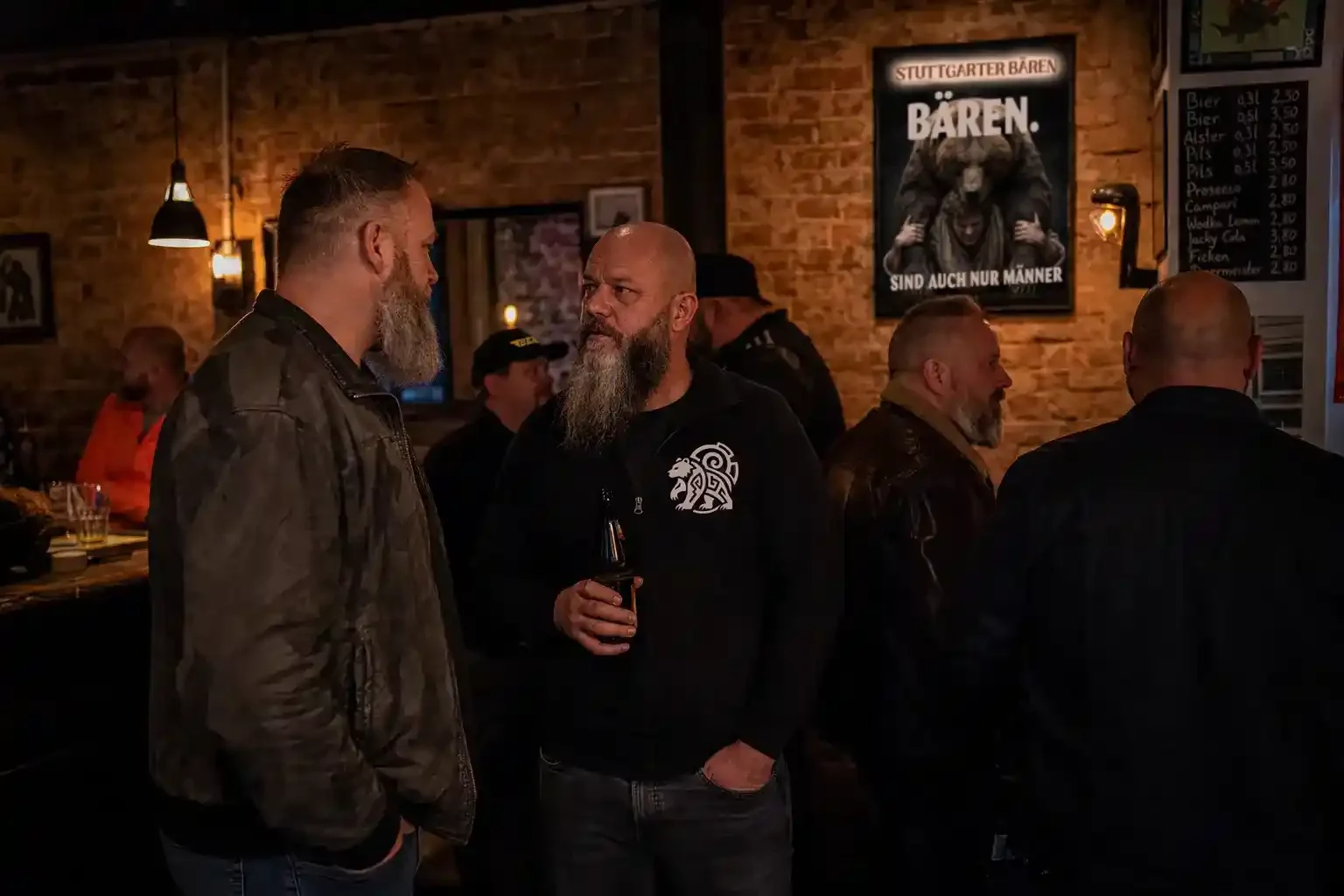 Bear españa alemania: dos formas de entender la cultura oso en europa en capitancapo Escena bear en alemania dentro de un bar urbano con ambiente sobrio