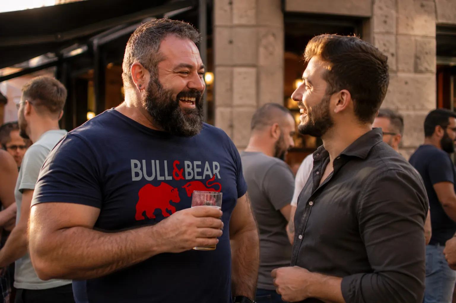 Chaser bear en un ambiente bear conversando con respeto y naturalidad Chaser bear en un ambiente bear conversando con respeto y naturalidad
