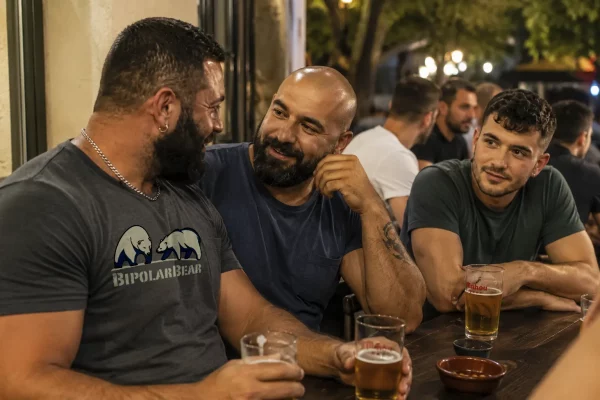 Chaser Bear mirando con complicidad y respeto