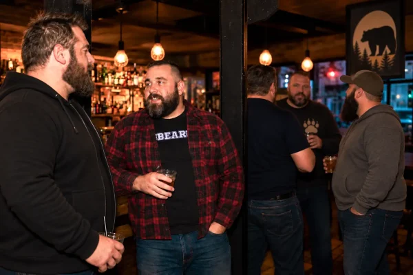 Paradoja bear y jerarquía cuerpos bear en una escena de comunidad con cuerpos diversos